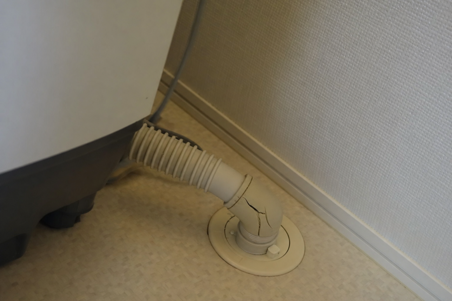 ヒビが入っている洗濯機の排水ホース