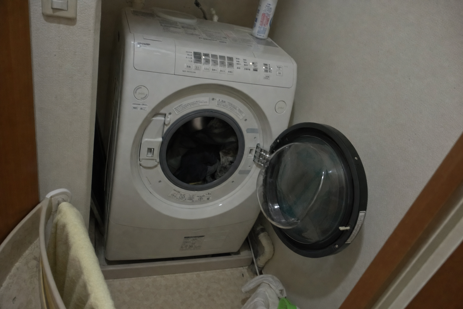 ドアが開いているドラム式洗濯機の様子