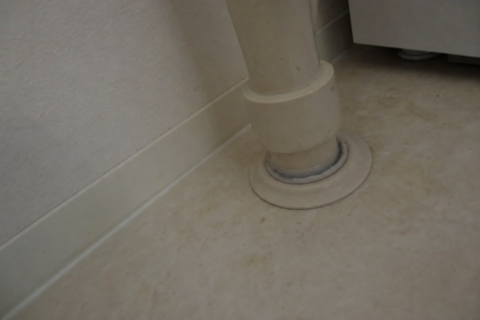 隙間テープで床と排水管の隙間が塞がれている様子