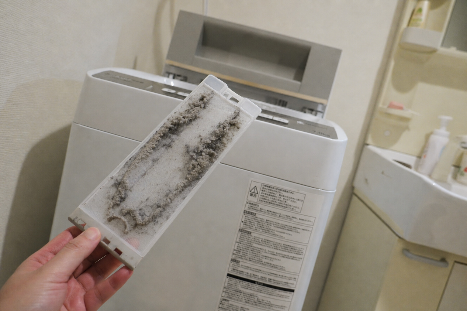 洗濯機の糸くずフィルターに汚れが溜まっている様子