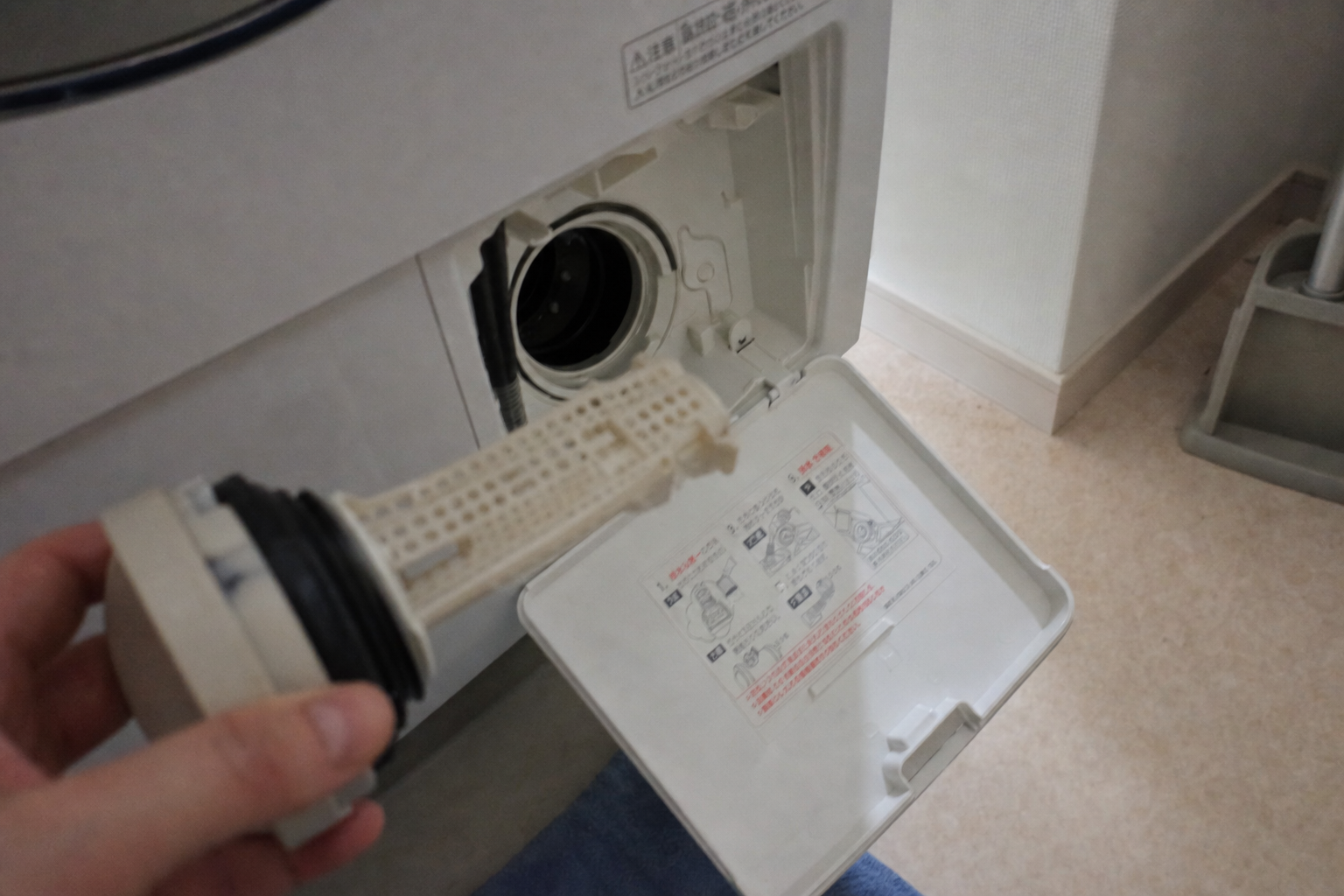 掃除して綺麗になったドラム式洗濯機の排水フィルター