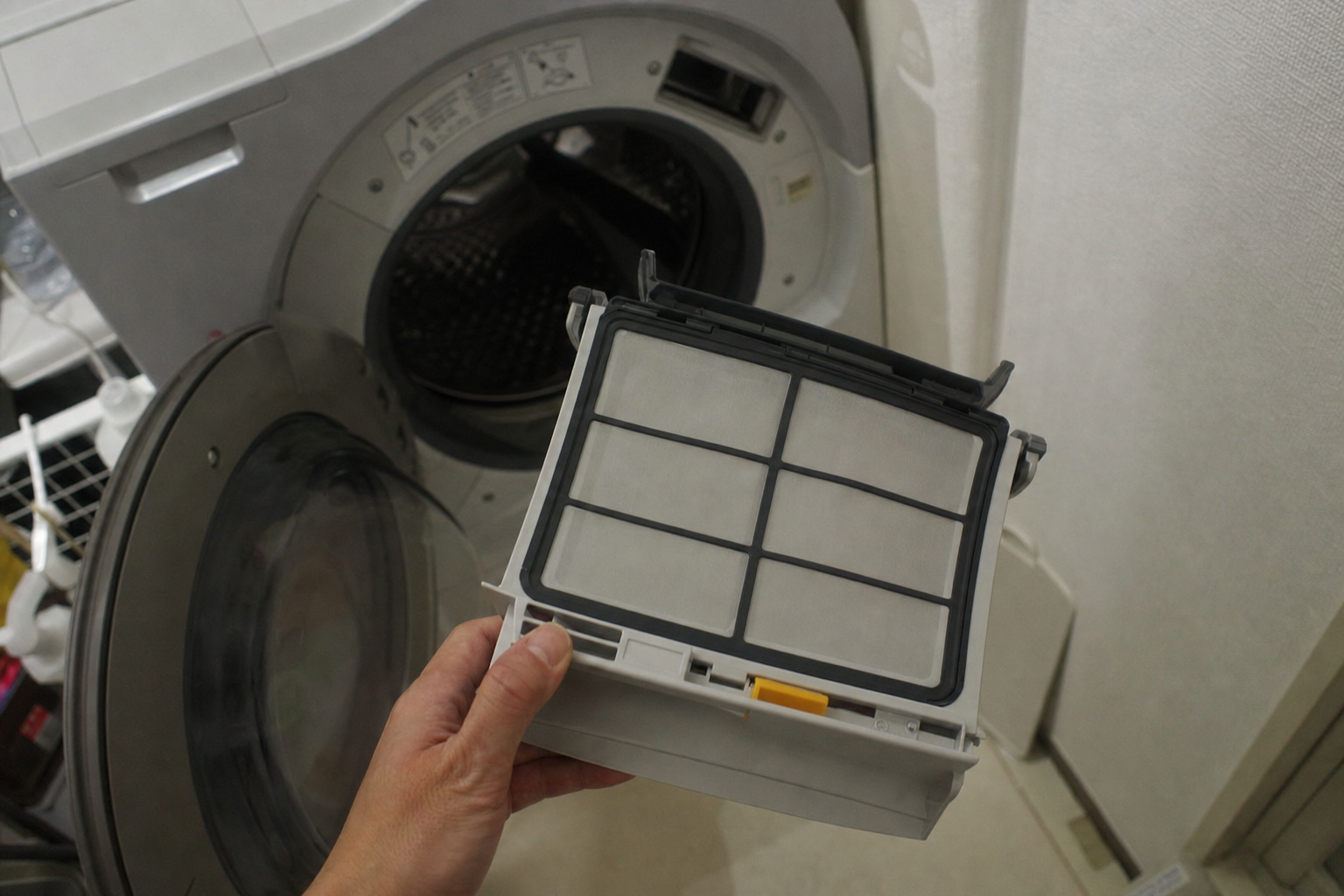 掃除して綺麗になったドラム式洗濯機の乾燥フィルター