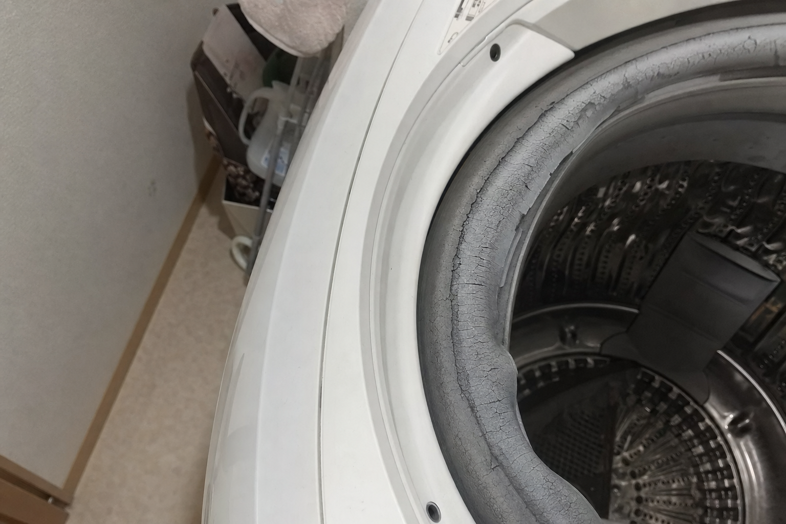 劣化してひび割れしている洗濯機の防臭ゴム
